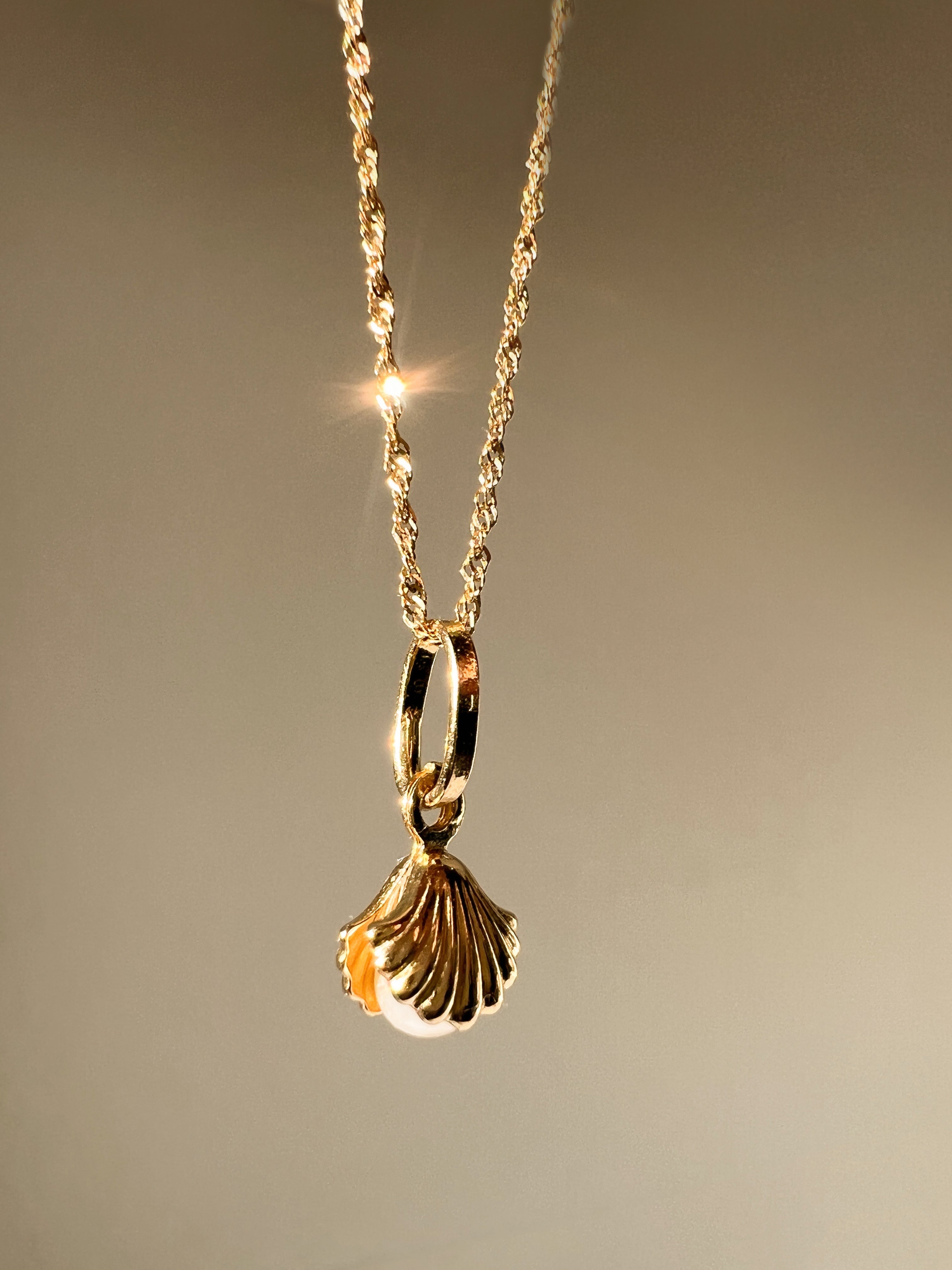 alliciante 14k gold pearl in sea shell pendant necklace