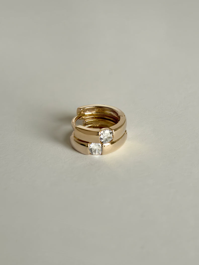 THE SOLITAIRE HUGGIES