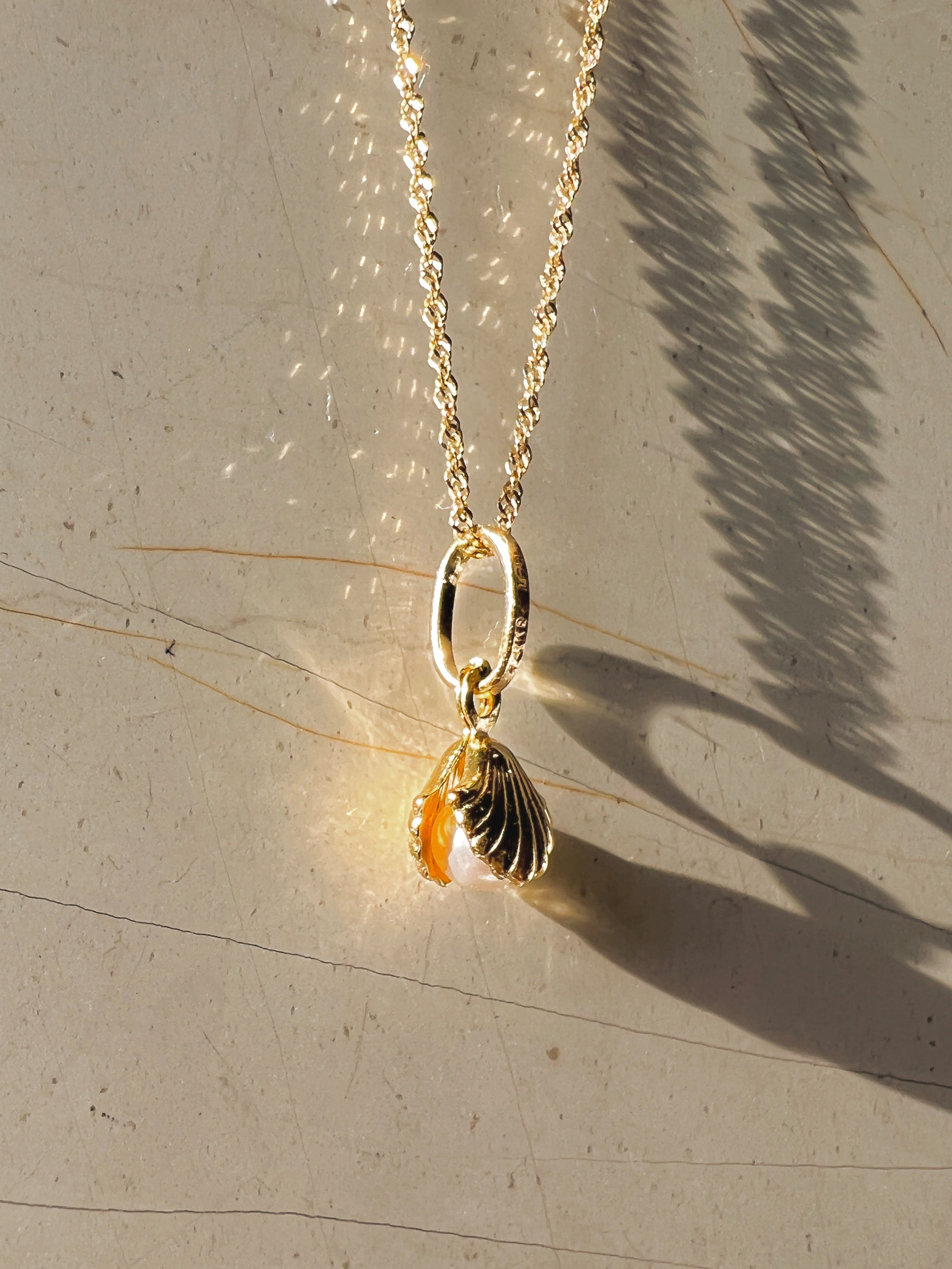 alliciante 14k gold pearl in sea shell pendant necklace